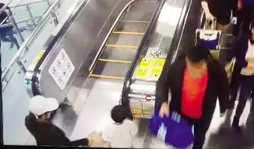 每一个叛逆的孩子都缺爱,一个不合格的父母对孩子的未来