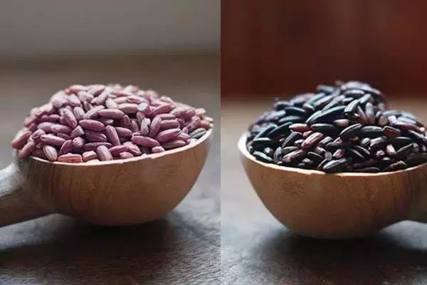紫米洗后米变白色是染色的吗,为什么紫米有好几种颜色