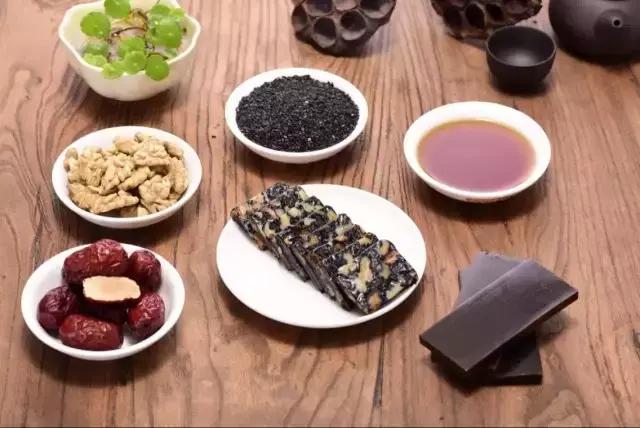 阿胶补血颗粒饭前吃还是饭后吃好,阿胶固元膏的功效哪些人不能吃