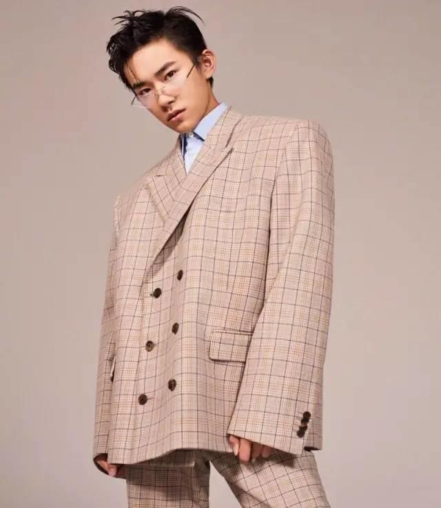 易烊千玺最新时尚封面,16岁易烊千玺直播回放