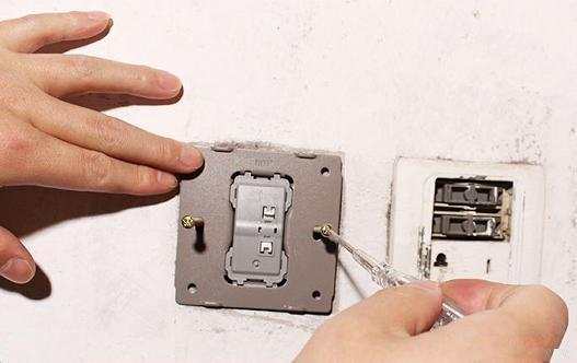 墙上插座老是掉怎么办,墙壁上的插座松动了如何解决
