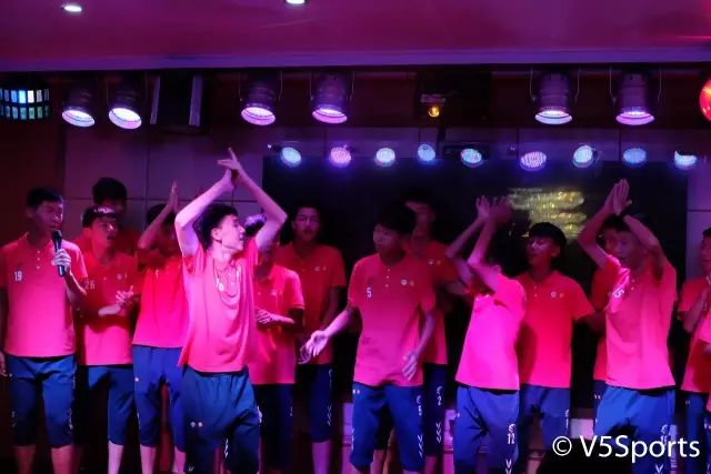 嗨翻天！亚洲足球小将夜游江城六国少年才华横溢