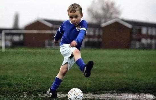 作为家长，应该如何正确引导孩子对足球的兴趣呢？