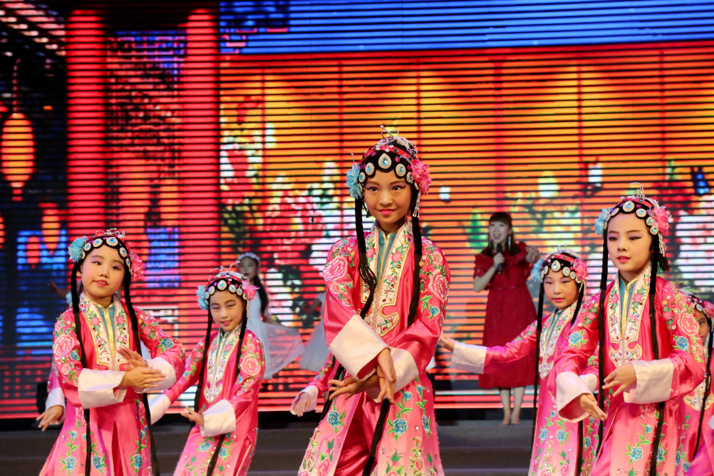 丰台区举行“喜迎*党**的十九大做好学生引路人”主题活动，表彰优秀教师，庆祝第33个教师节