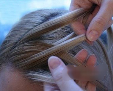 鱼尾辫怎么编最简单最好看,头发不长不短怎样编最好看