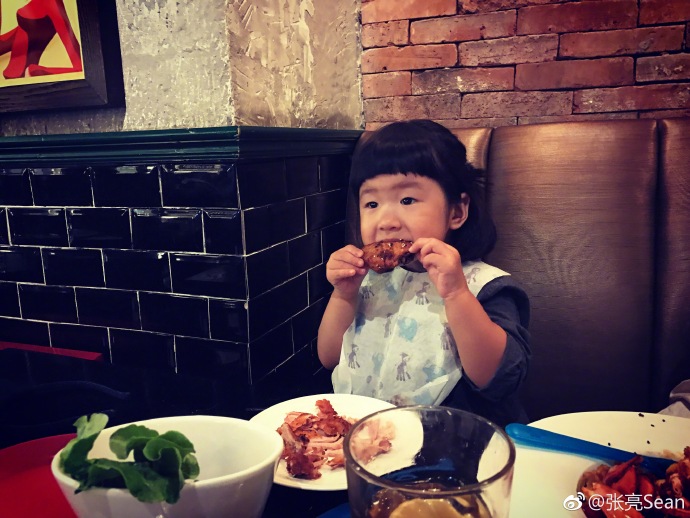 《中餐厅》里的张亮原来是个炫女狂魔，每天不重样！