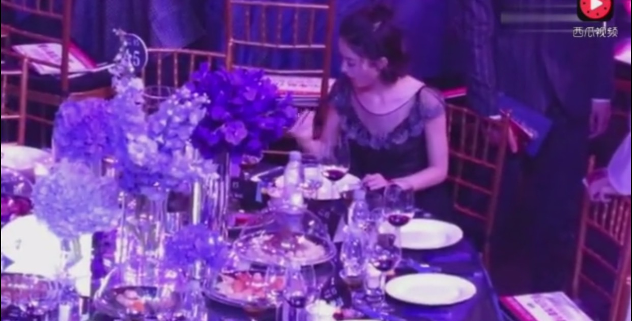 赵丽颖芭莎慈善夜吃东西,芭莎慈善夜赵丽颖大口进食不做作