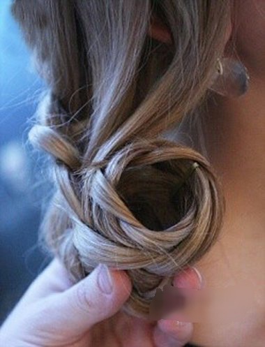 鱼尾辫怎么编最简单最好看,头发不长不短怎样编最好看