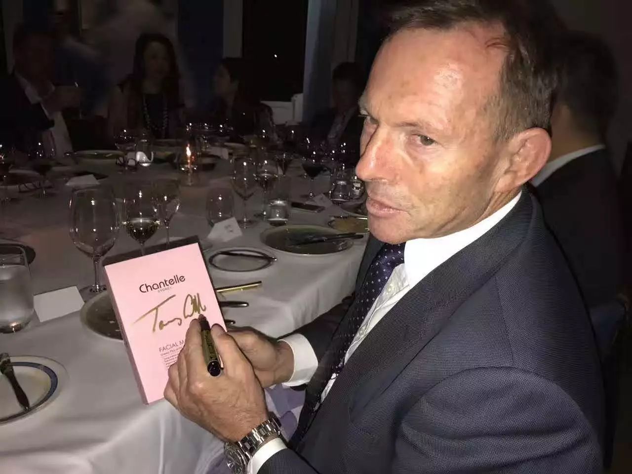 看一眼就爱上它，用一次就戒不掉它，何以成为明星超模最爱的宠儿