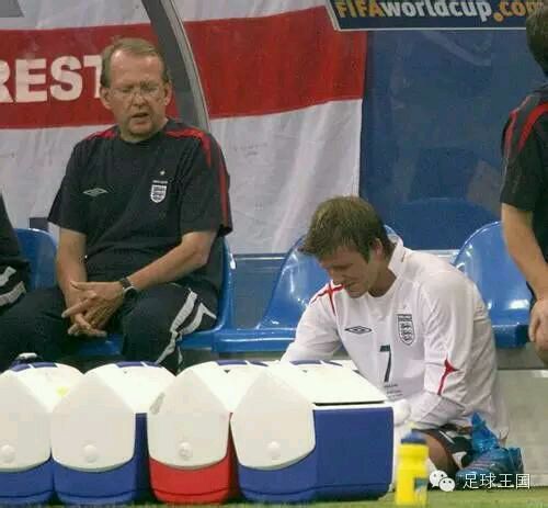 足球场上值得尊重的瞬间,足球场上的感人瞬间放弃射门