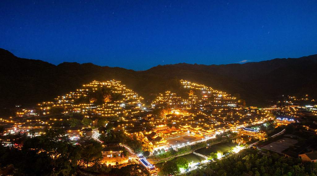 世界“短裙第一村”，裙长只有16厘米，男生都喜欢这个地方