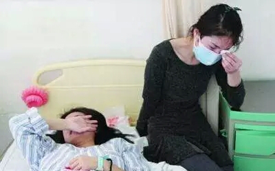 28岁孕妇二胎顺产42天，莫名掉出“一大块肉”，医生检查后说晚了