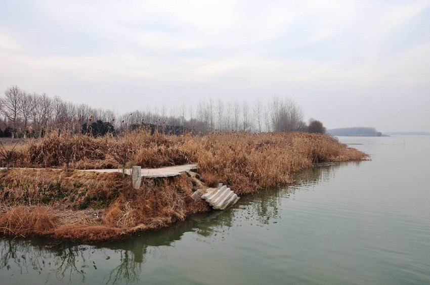 为了一块风水宝地，竟然把自己的祖先葬在了水里，就怕泄了王气