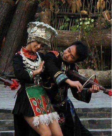 世界“短裙第一村”，裙长只有16厘米，男生都喜欢这个地方