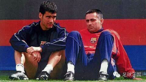 足球场上的救人感人瞬间,足球场上球迷疯狂瞬间