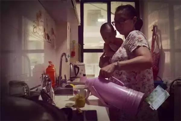 28岁孕妇二胎顺产42天，莫名掉出“一大块肉”，医生检查后说晚了