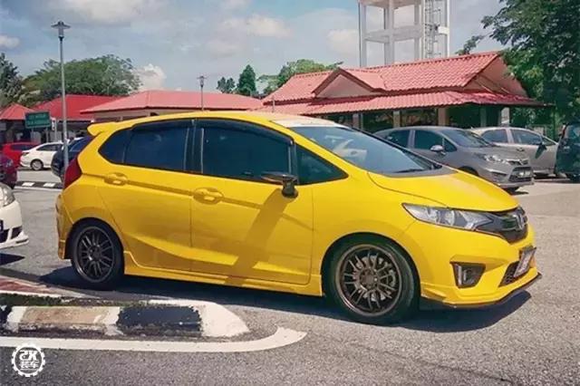 本田飞度改成骚黄色RS大包围，很黄很*力暴**