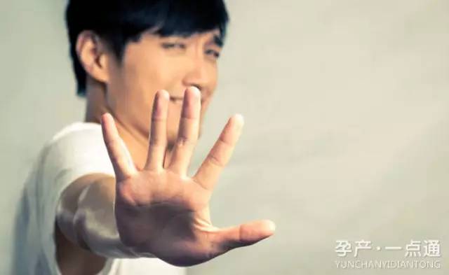 亲妈伺候月子和月嫂哪个好,月嫂和婆婆一起照顾月子