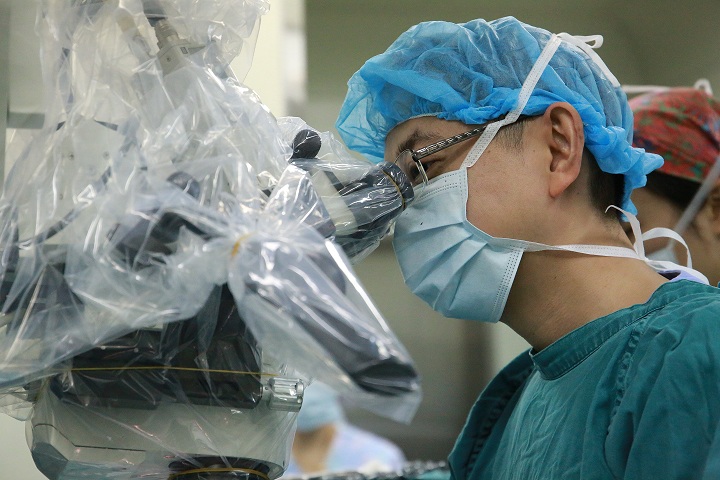 颈椎病压迫神经会做手术吗,骨质增生压迫颈椎脊髓必须手术吗