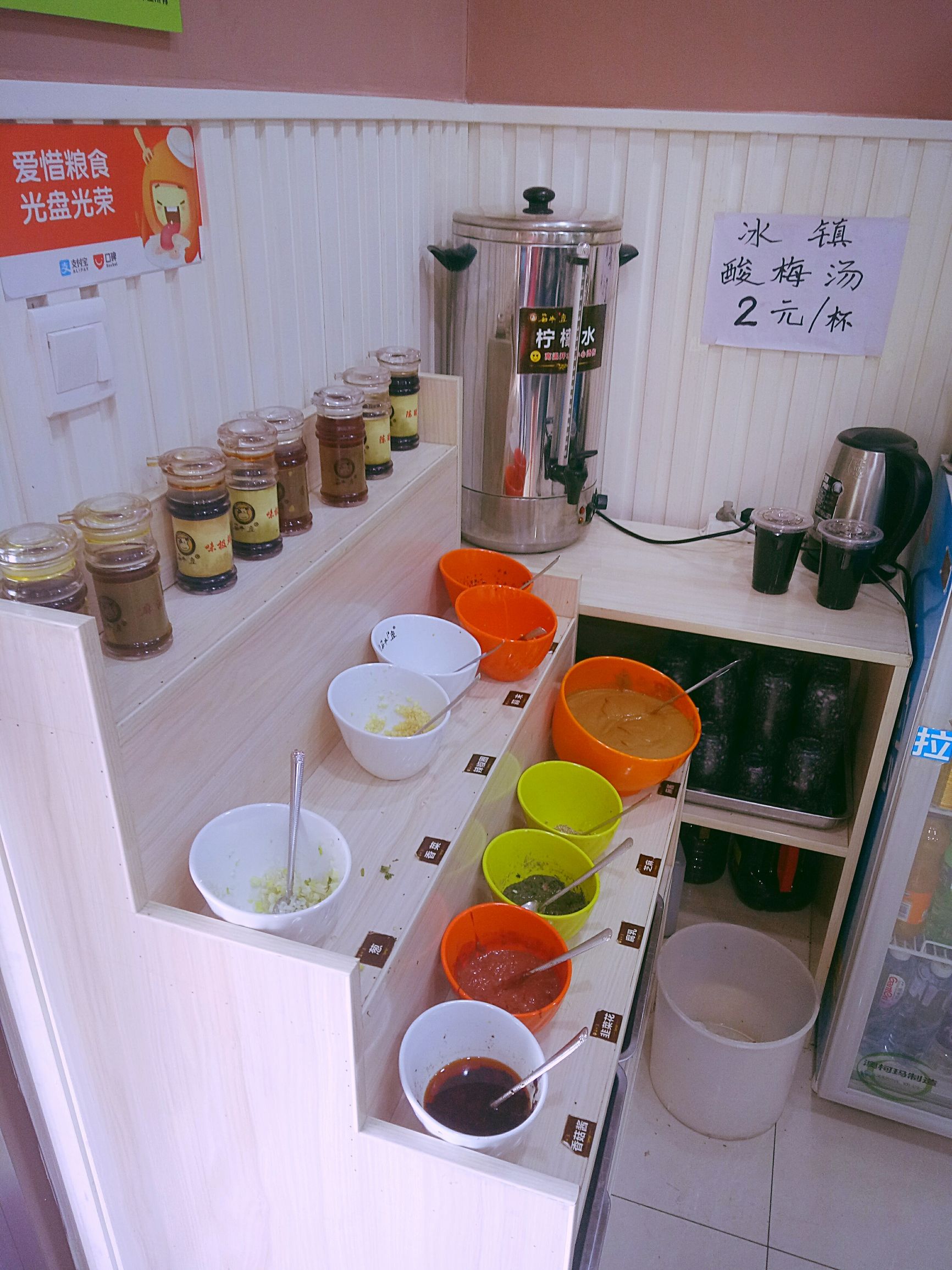 在一家店吃东西,在一家店吃到三种火锅