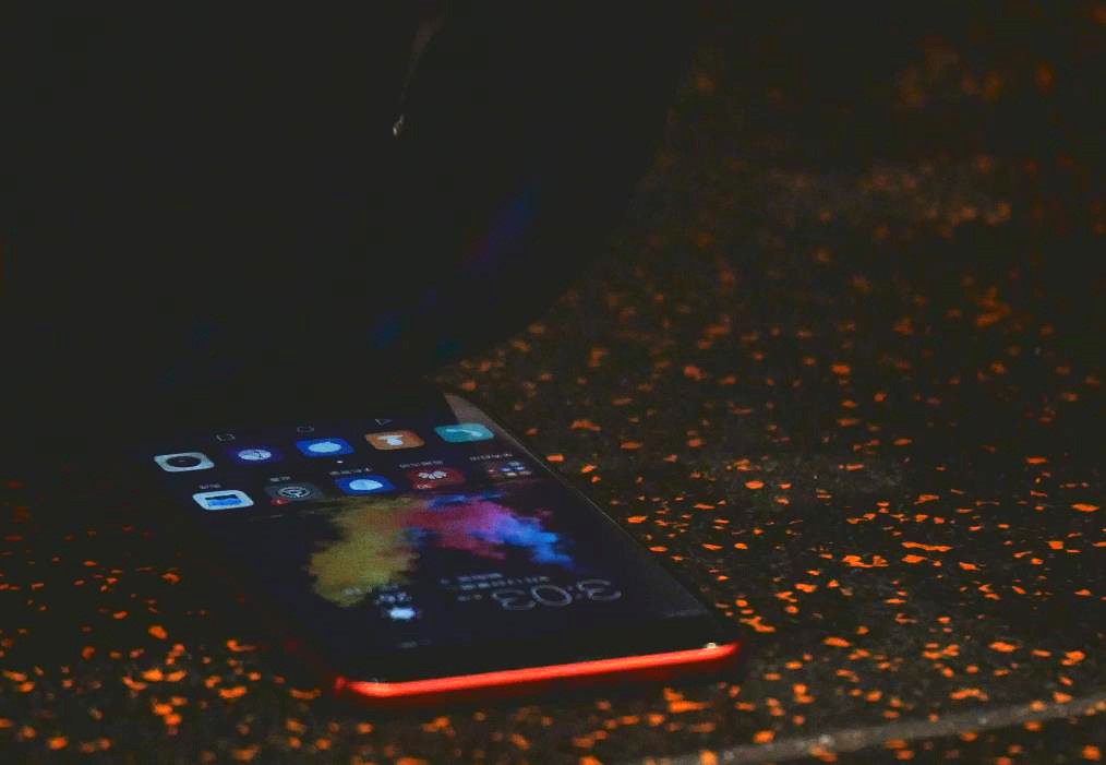 手机被坐弯了可以继续用吗,手机不小心坐弯了