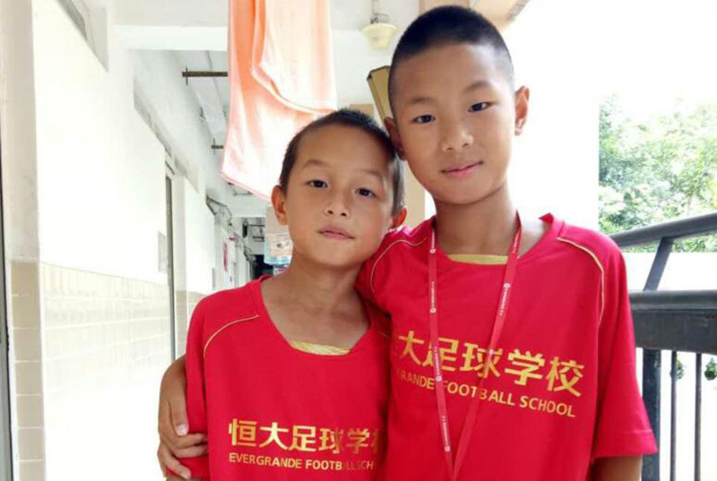 一群绿茵场上的追风少年,追风足球少年