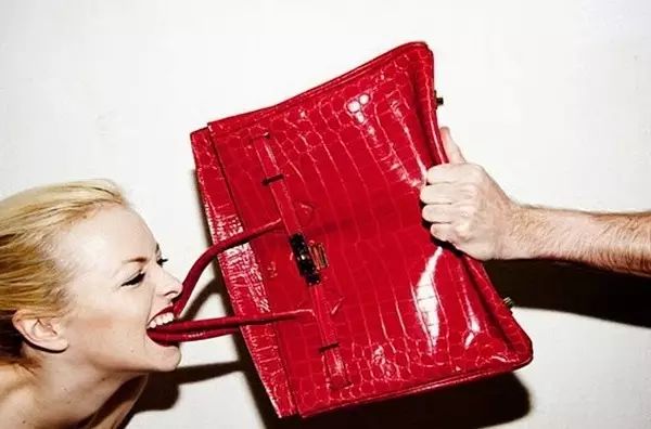 奢侈品购买时必须配货什么意思,奢侈品的配货价是怎么回事