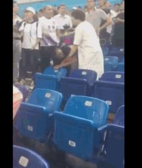 球队大败老大爷遭气昏，他们是真心喜欢足球！