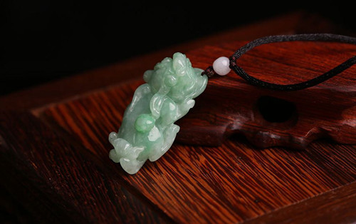 翡翠饰品寓意和象征,翡翠饰品的寓意讲解