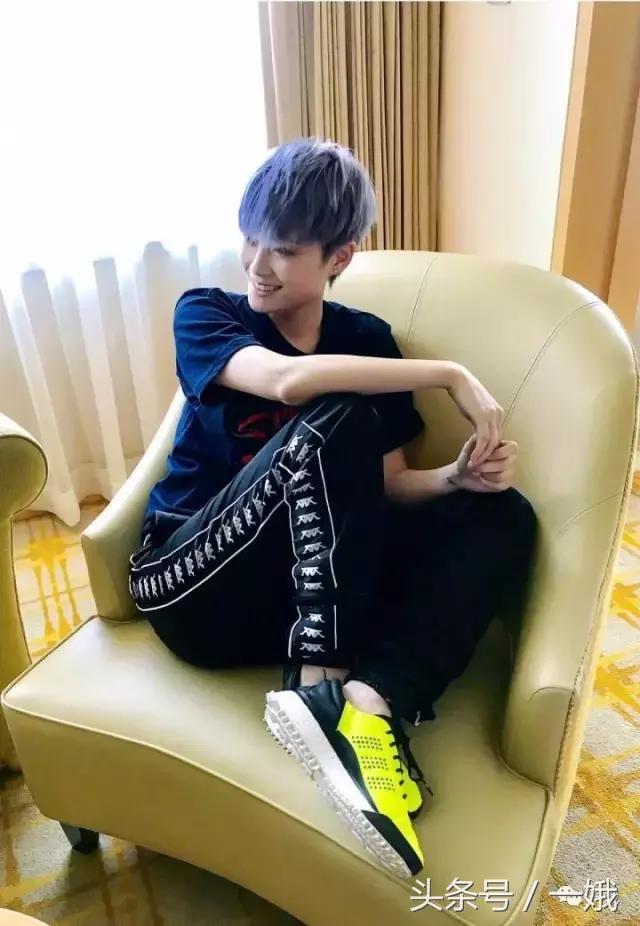 如何评价李宇春的先锋感时尚造型,李宇春怎么打扮都像中性人