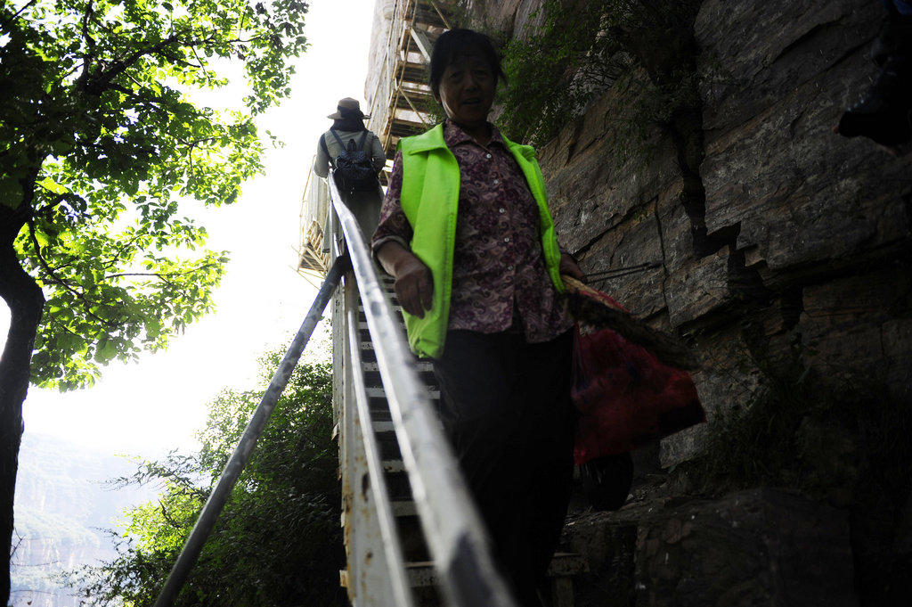 华山第一险长空栈道小伙跳下去,华山第一险长空栈道小伙吓得发抖