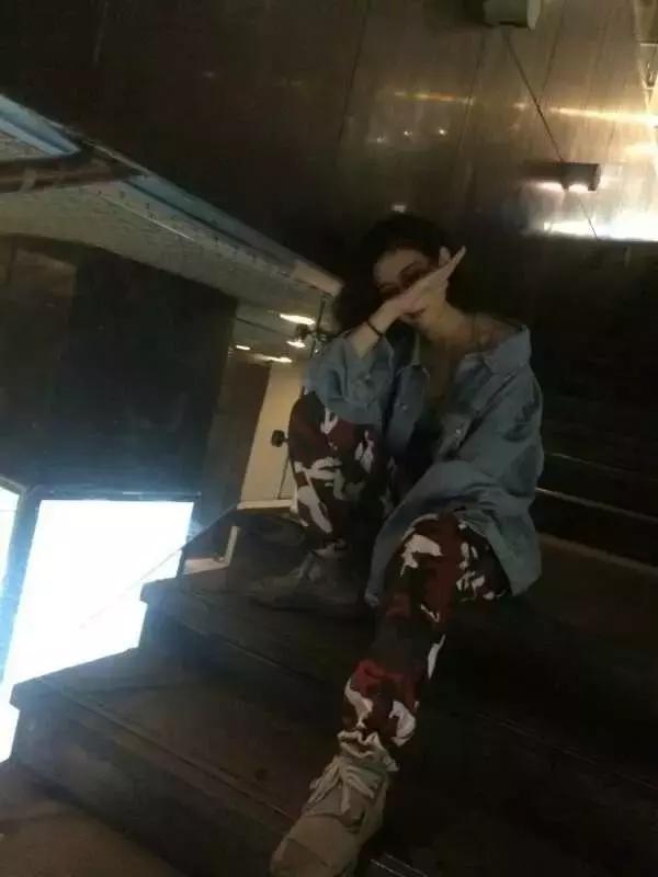 酷女孩街拍,好看的酷女孩街拍