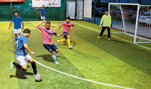 五人制足球业余比赛怎么踢,五人制足球怎么才能踢得更稳