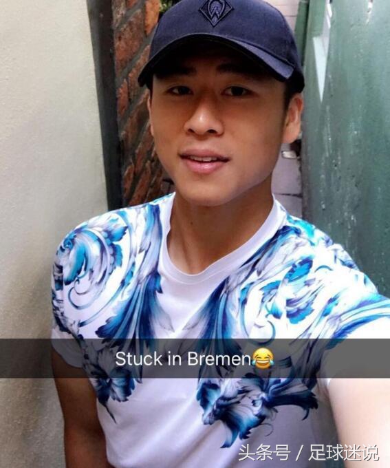 卡在不莱梅的张玉宁深情的目光望过去，满眼都是柴崎岳……