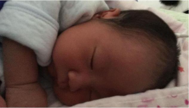 刚出生女宝宝尿布上有血啥原因,新生女宝宝尿布有血