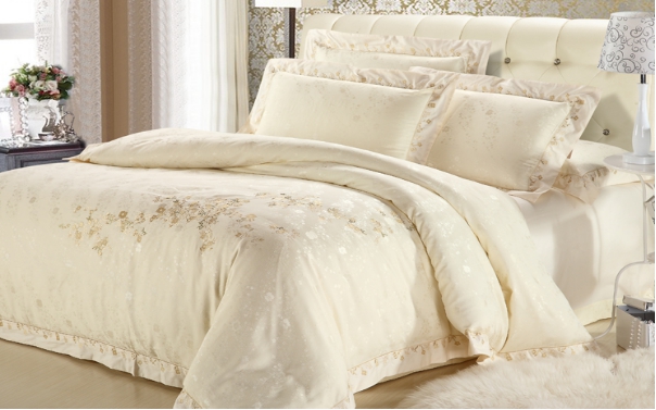 四件套床品搭配对比,床品四件套怎么选款式和卧室配