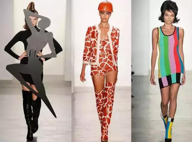 唐嫣的包包里放着一把大镜子,唐嫣背的小方盒子包包