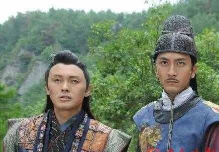 他做演员薪水比服务员低，过度劳累生病住院，53岁仍面如冠玉