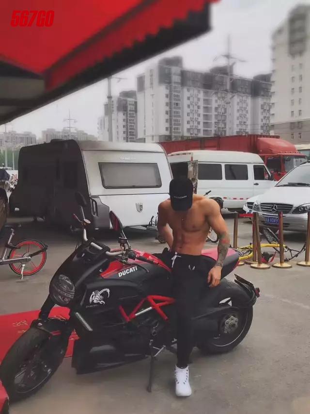 从弱不禁风的瘦高个通过学健身教练闯进CBBA世锦赛用了3年时间