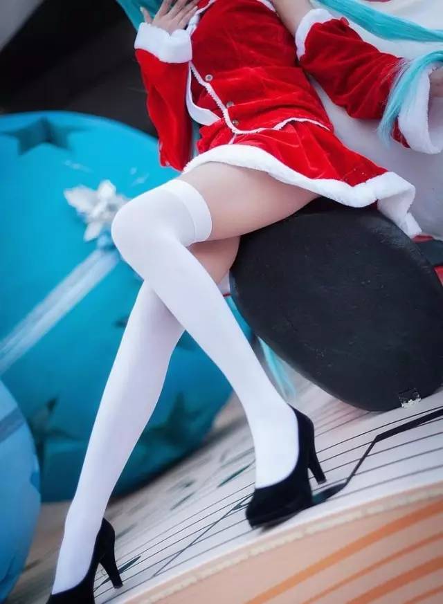 绝对领域的福利：过膝袜与短裙之间的那一抹暖色