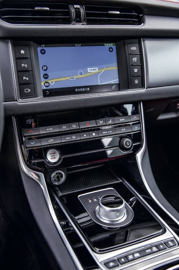 捷豹xf2021款试驾,捷豹xf银色第三视角试驾