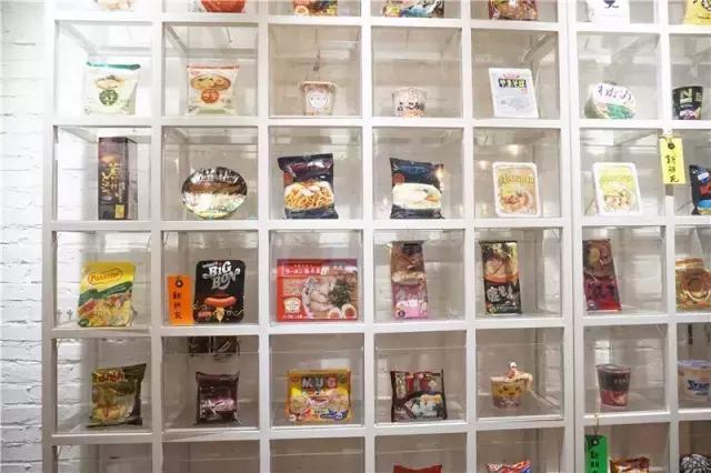 兼职在公司楼下开方便面馆,这可能是文艺青年离开店最近的一次