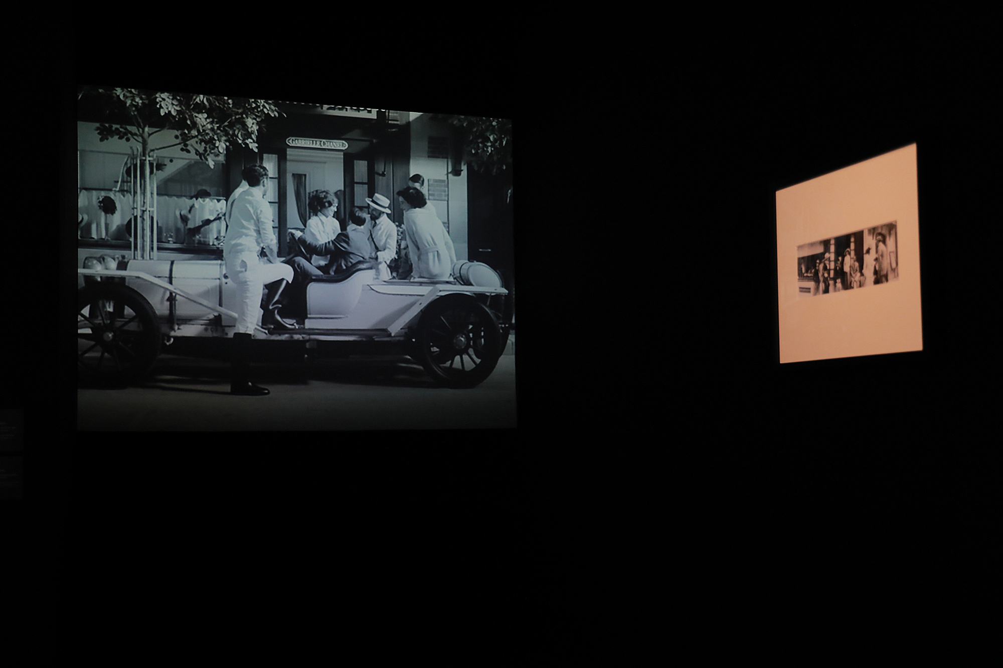 6个艺术主题回顾时尚界的150年：他们高喊“要*爱做**，不要战争”