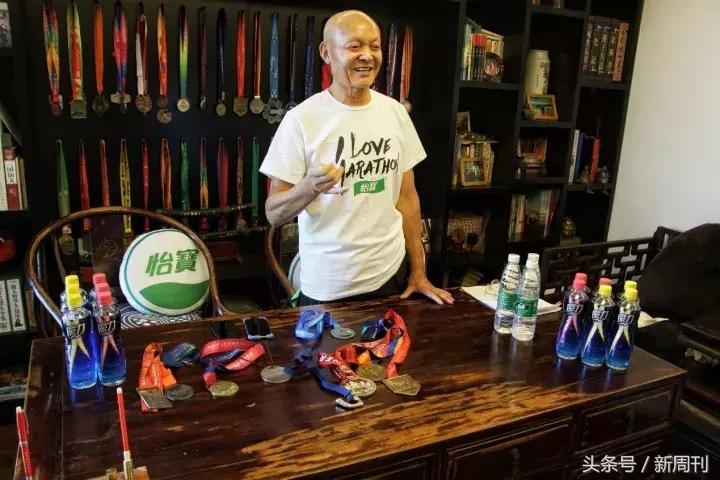 一位80多岁的老爷爷跑马拉松,71岁老人马拉松100公里