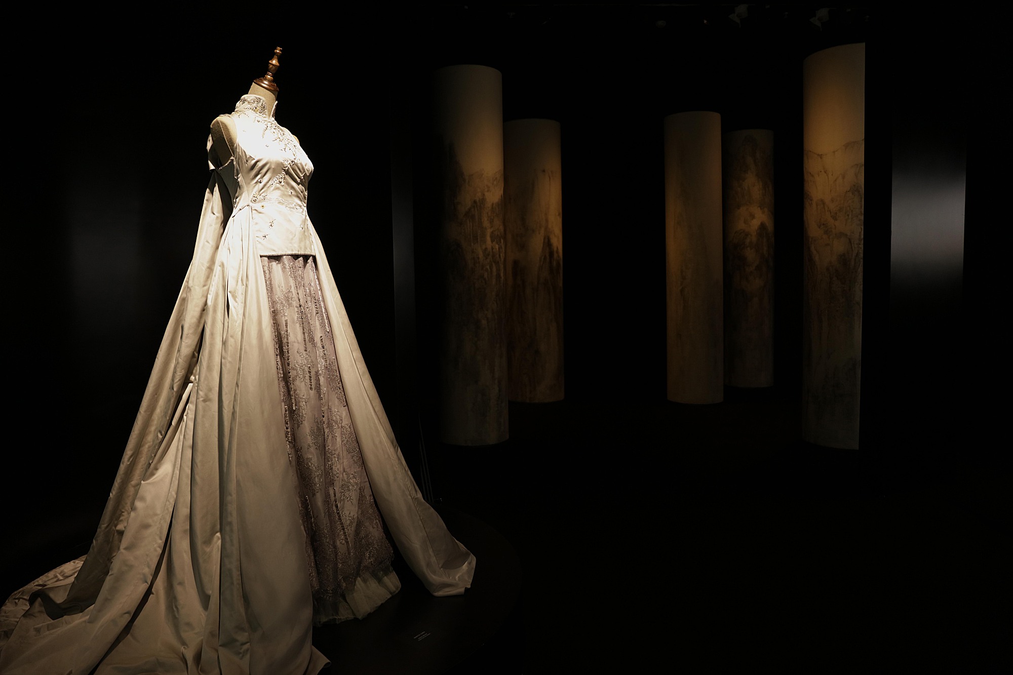 6个艺术主题回顾时尚界的150年：他们高喊“要*爱做**，不要战争”