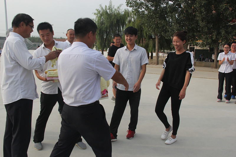 校园抱腿跑比赛,三溪初中运动会跑步比赛