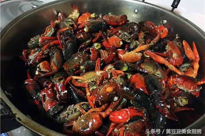 湖北油焖小龙虾加黄瓜的正宗做法,油焖小龙虾加土豆和黄瓜家常做法