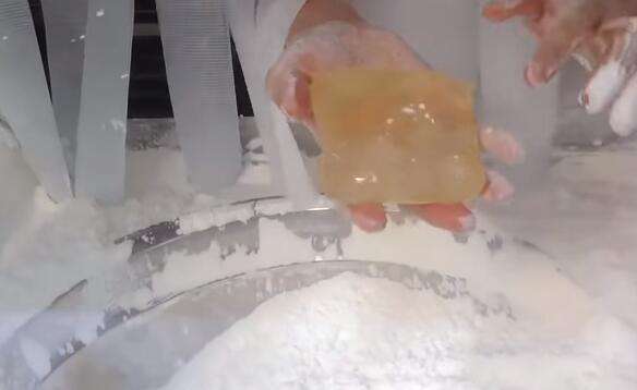 男子把“一块糖”拉出几万根丝，20块钱一盒，一年赚几十万！