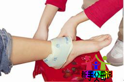 孩子扭伤如何安慰,儿童扭伤了该怎么办