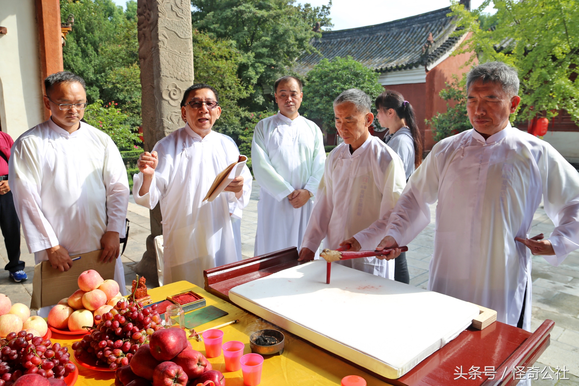 台湾高雄访湖北当阳关陵表演“扶鸾”这种古老的民间道术